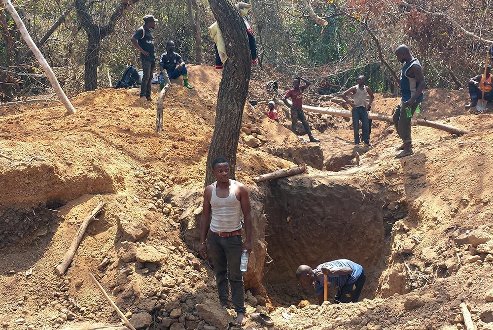 Artisanal and Small-scale Mining in Garamba National Park. Photo: Sebastien Pennes/Levin Sources